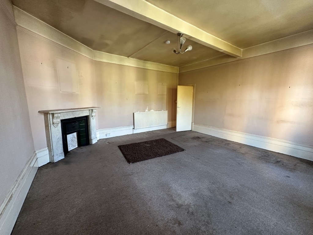 Lot: 66 - FREEHOLD MIXED USE INVESTMENT - Flat 2 Living Room